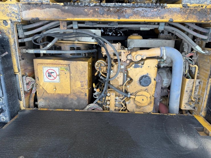 2015-caterpillar-ap-555e-image-31