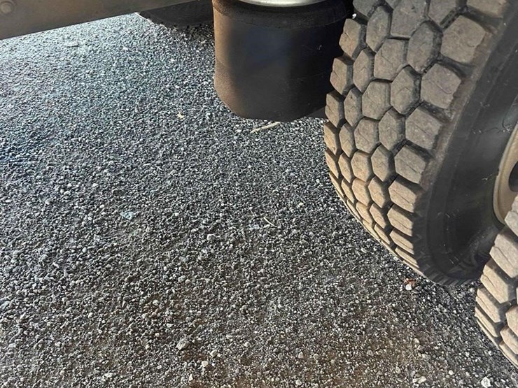 2008-peterbilt-335-image-15