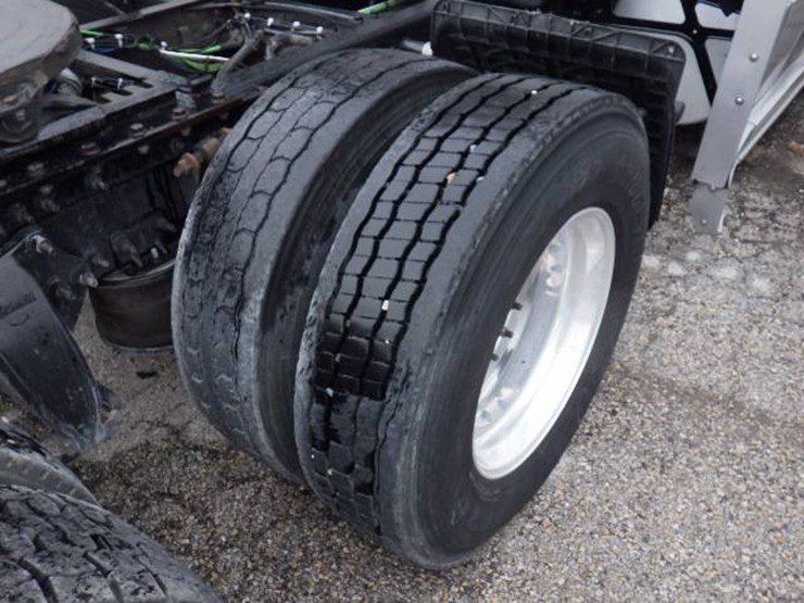 2019-freightliner-cascadia-126-image-12