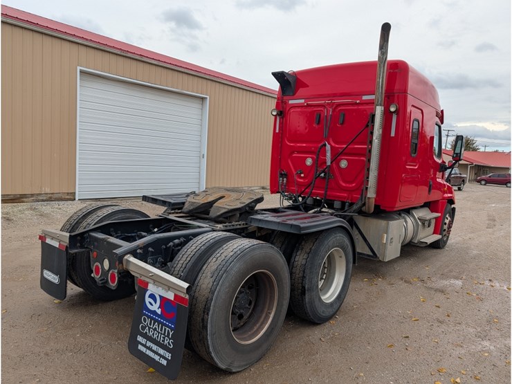 2019-freightliner-cascadia-125-image-8