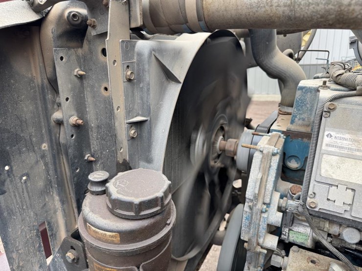 2001-international-4900-image-73