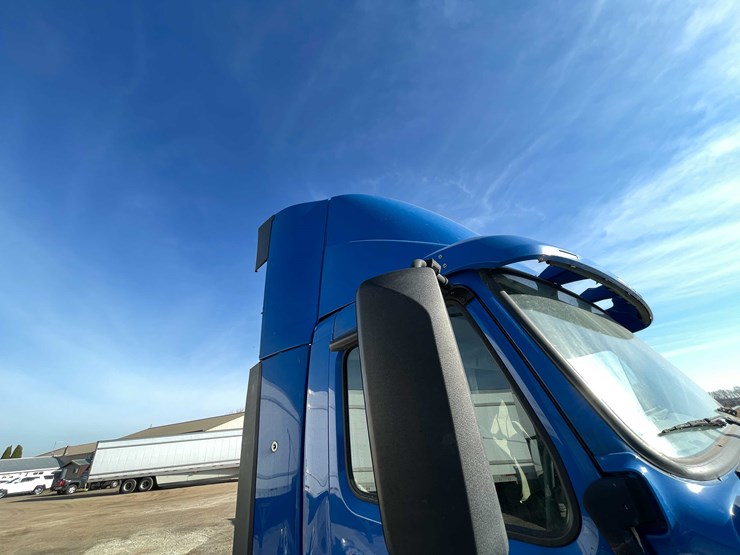 #202-•-2015-volvo-semi-tractor-(has-wi-title)-(denmark,-wi)-image-47