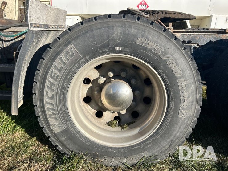 2010-peterbilt-386-image-27