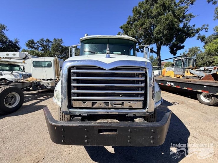 2011-mack-gu812-garbage-truck-image-2