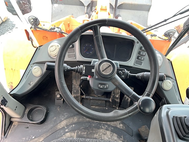 2015-doosan-dl250-3-image-26