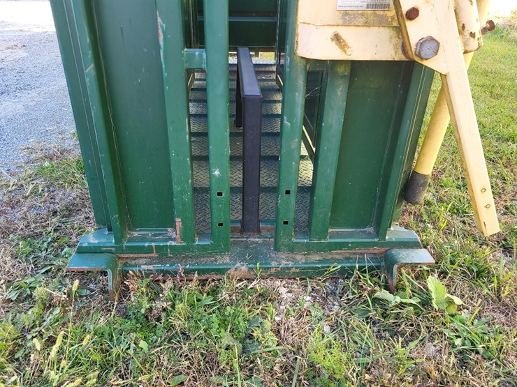 arrow-farmquip-8400-q-catch-cattle-squeeze-chute-w/alley-way---like-new-image-36