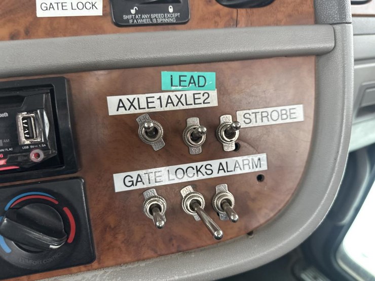 2007-peterbilt-385-image-33