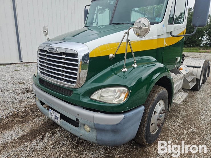 2009-freightliner-columbia-112-image-9