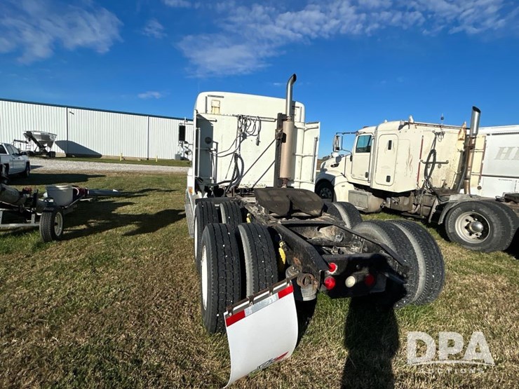 1996-freightliner-fld120-image-8