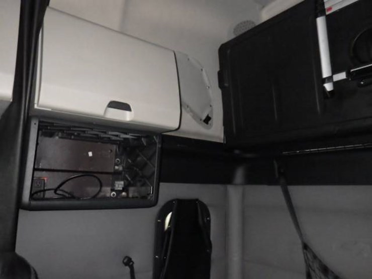 2019-freightliner-cascadia-126-image-22