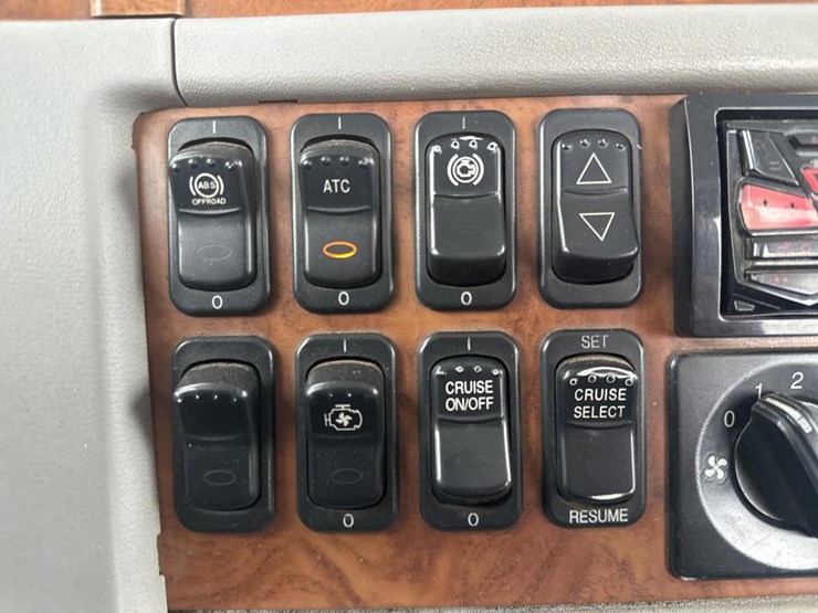 2007-peterbilt-385-image-31