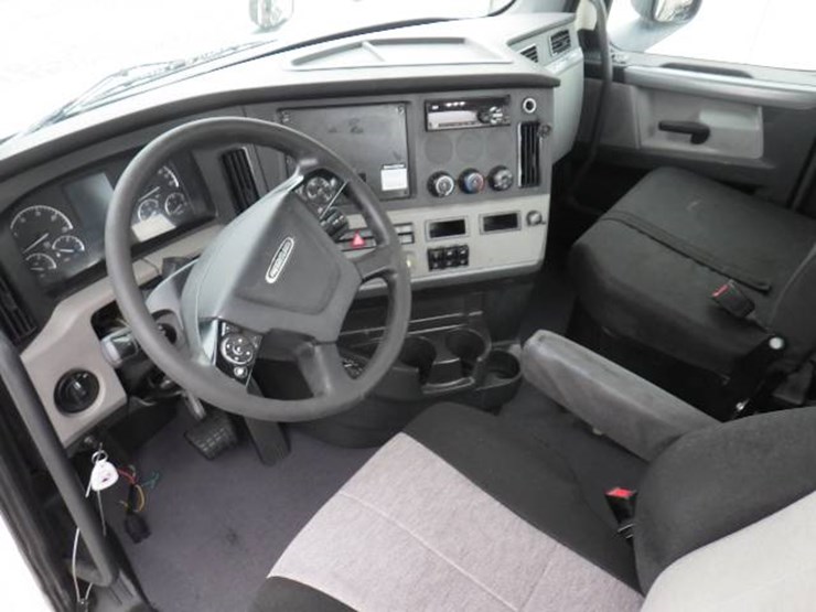 2018-freightliner-cascadia-126-image-15