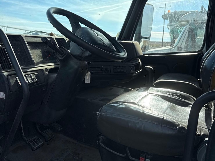 2001-volvo-vnm-semi-truck-image-16