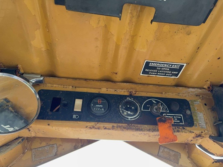 new-holland-l783-image-25