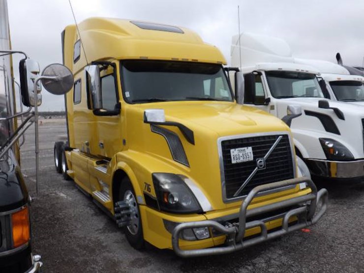 2017-volvo-vnl780-image-3