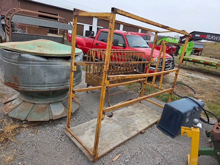 gold-bar-cattle-grooming-chute-image-11
