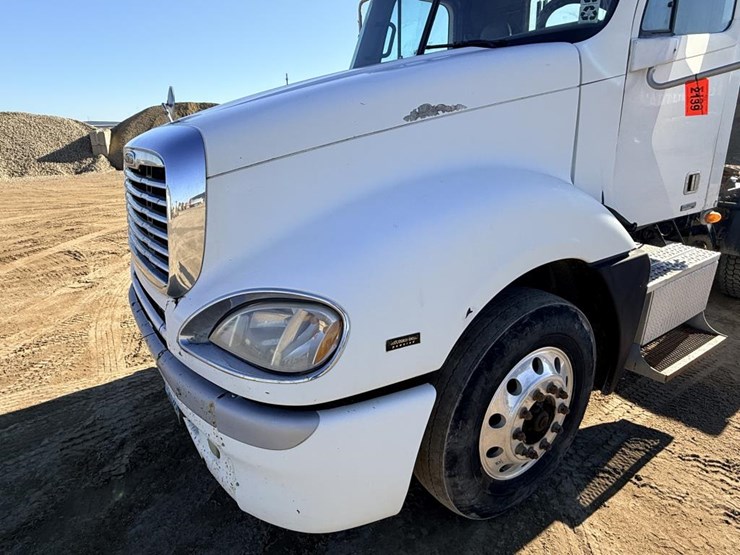 2007-freightliner-columbia-120-image-23