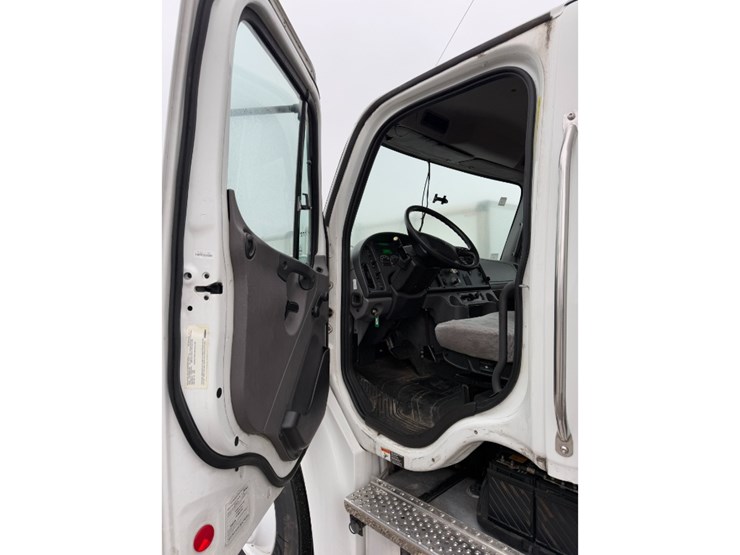 2018-freightliner-m2-106-image-16