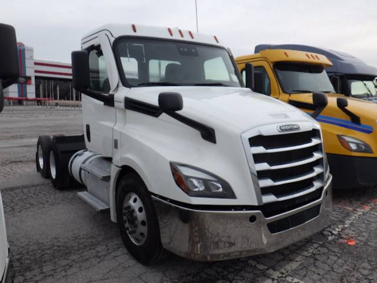 2020-freightliner-cascadia-126-image-3