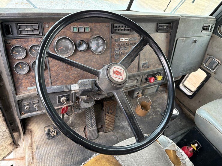 1990-kenworth-t400-image-8