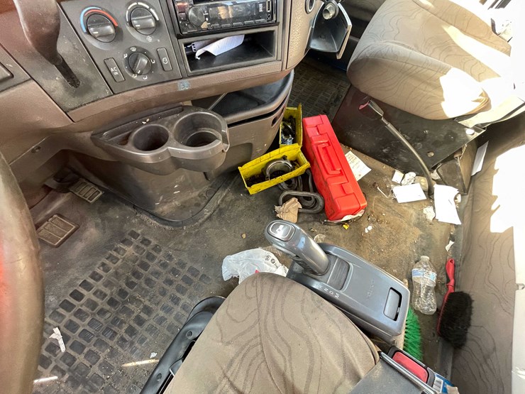 #202-•-2015-volvo-semi-tractor-(has-wi-title)-(denmark,-wi)-image-52