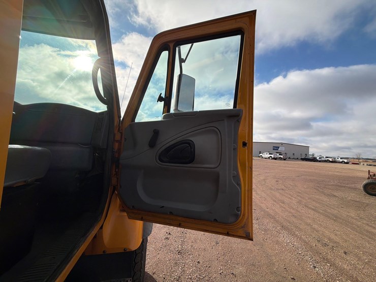 international-7400-image-42