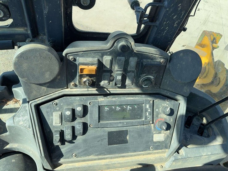 2011-deere-310j-image-28