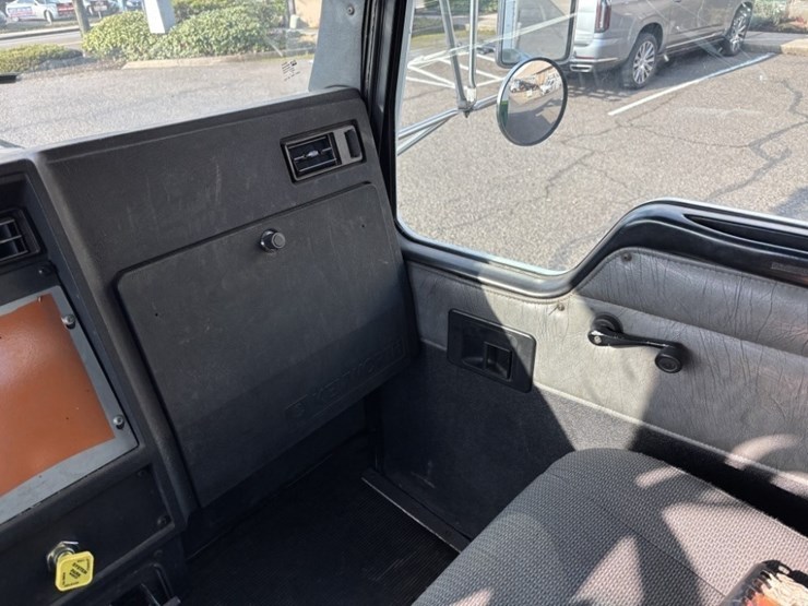 2001-kenworth-t300-image-41