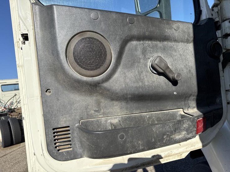 #1994-•-1999-volvo-day-cab-truck-tractor-image-41