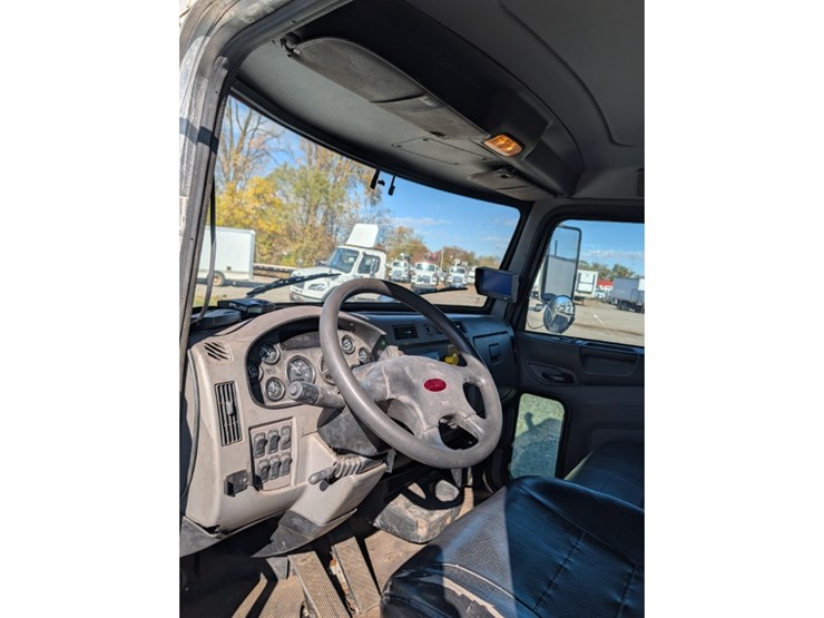 2017-peterbilt-337-image-22