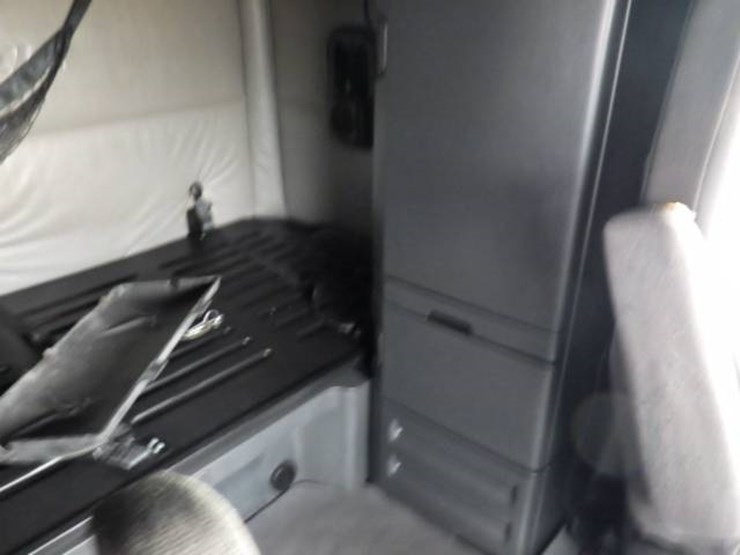 2021-freightliner-cascadia-126-image-7