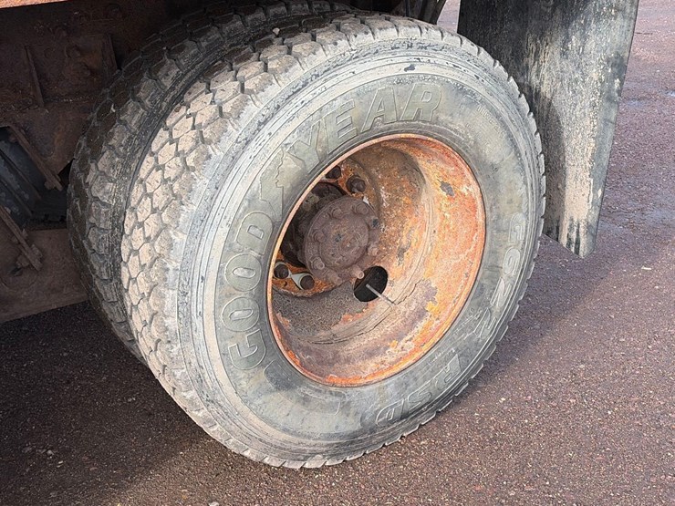 international-7400-image-44