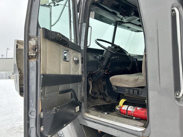 #1042-•-2000-volvo-quad-axle-dump-truck-image-46