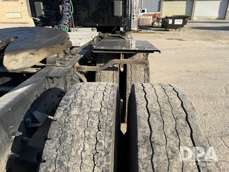 peterbilt-567-image-23