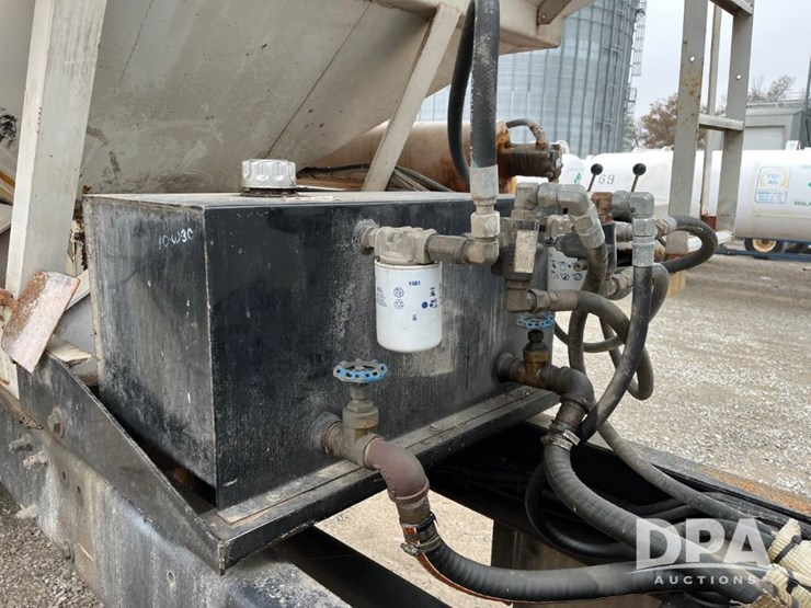 2001-peterbilt-330-image-24