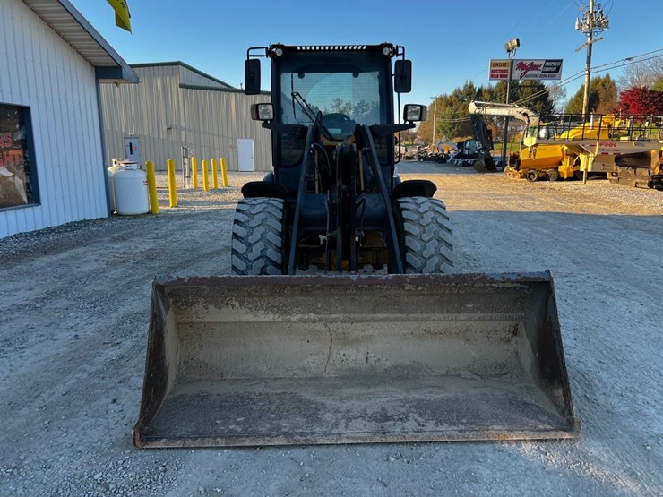 2011-deere-204k-image-8