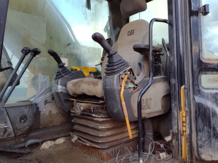 caterpillar-325d-image-13