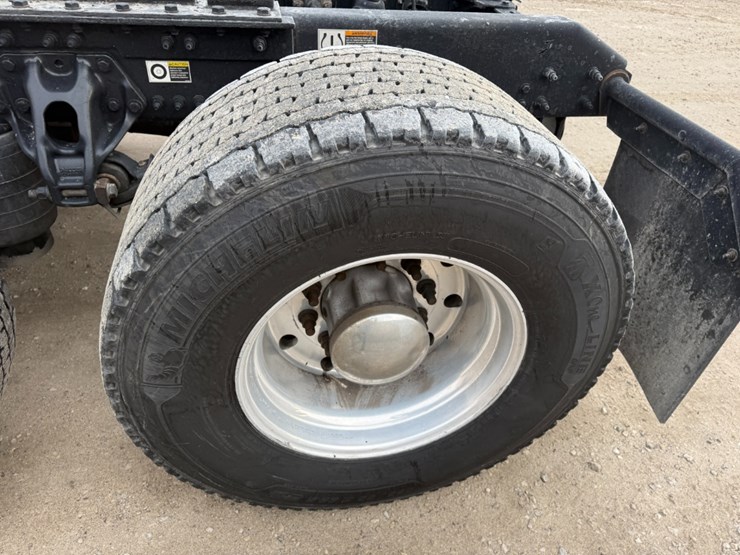 2020-kenworth-t680-image-10