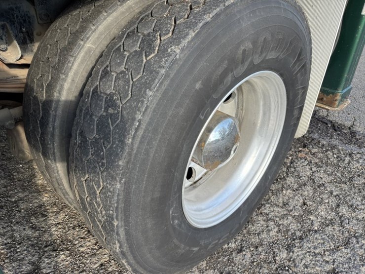 2001-kenworth-t300-image-10