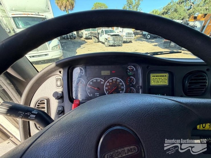 2015-freightliner-m2-106-image-10