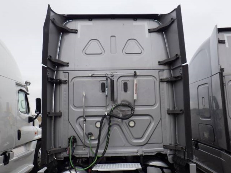 2019-freightliner-cascadia-126-image-17