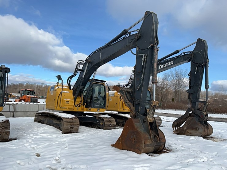 2017-deere-245g-lc-image-26