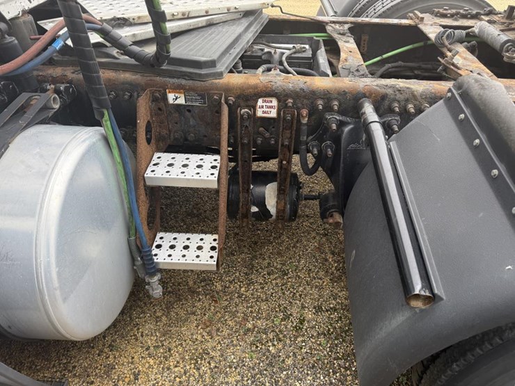 #1175-•-2016-freightliner-cascadia-day-cab-truck-tractor-image-22