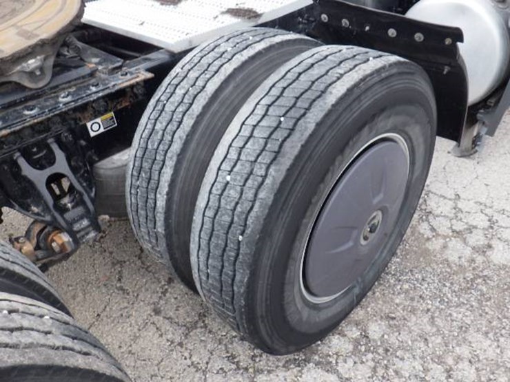 peterbilt-579-image-10