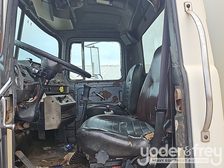 1994-mack-rd690s-image-21