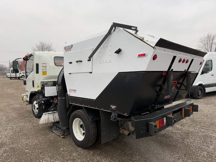 2023-isuzu-npr-image-5