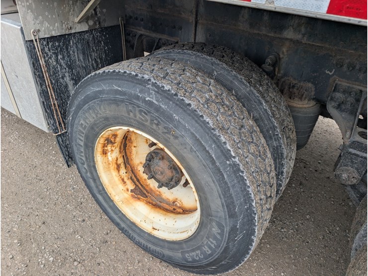 2015-freightliner-114sd-image-13