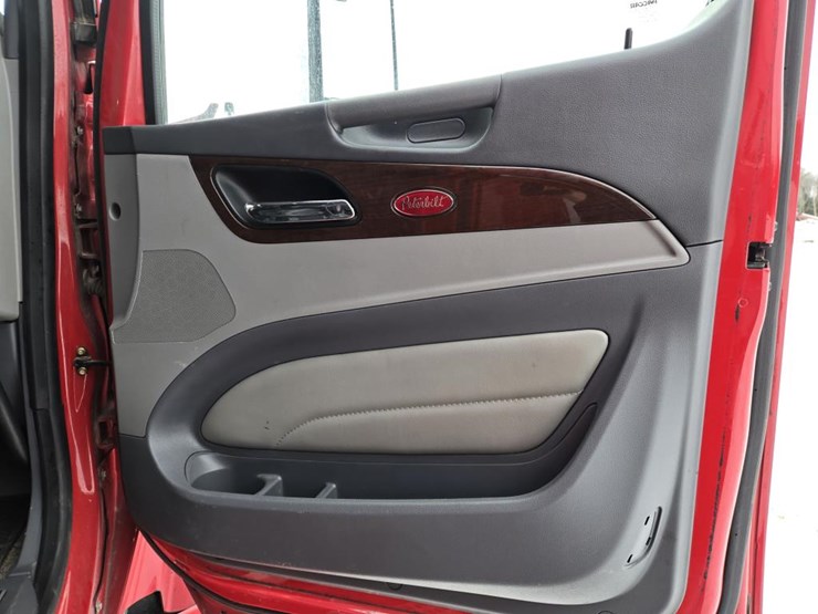 2017-peterbilt-579-image-64