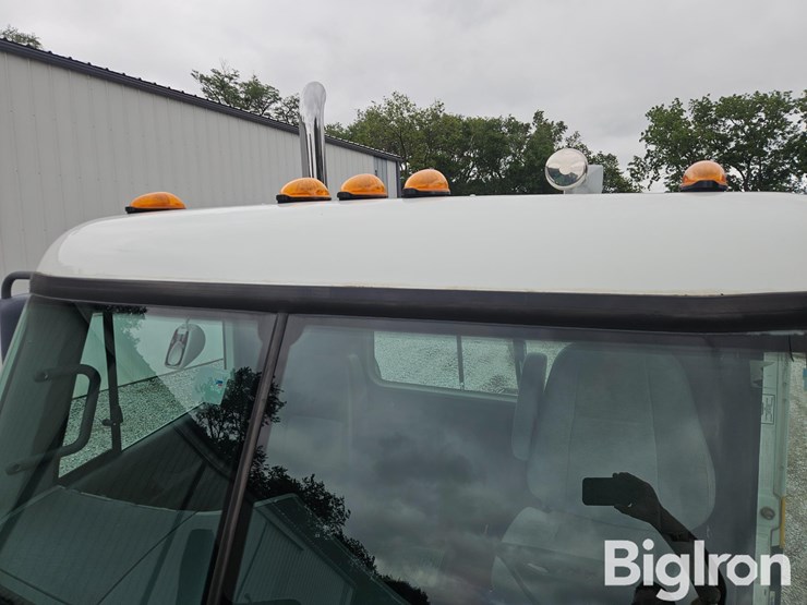 2009-freightliner-columbia-112-image-18