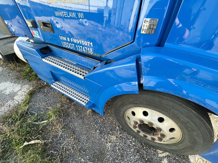 #202-•-2015-volvo-semi-tractor-(has-wi-title)-(denmark,-wi)-image-46